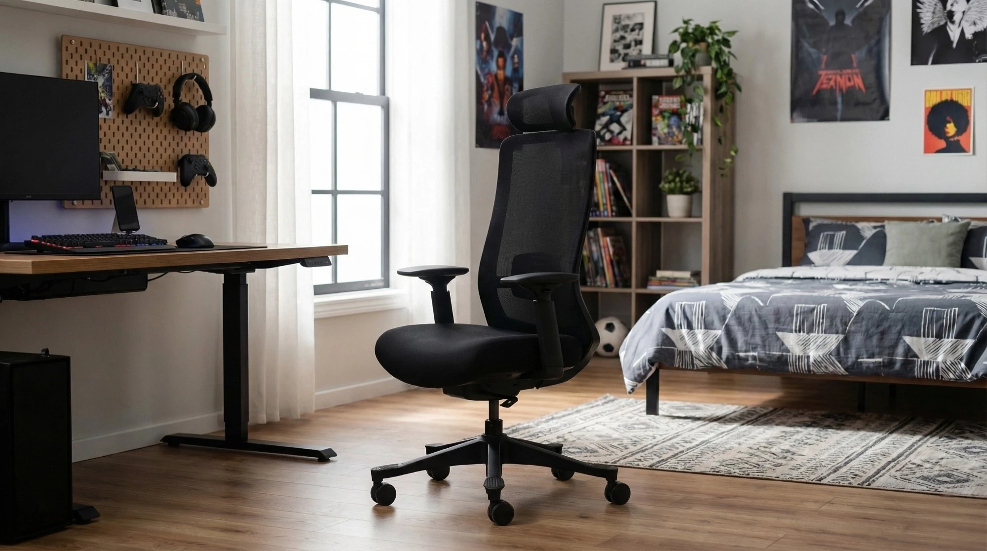 Fotel Ergonomiczny Biurowy ERGONAUT ODYSSEY Czarny w nowoczesnym pokoju przy biurku